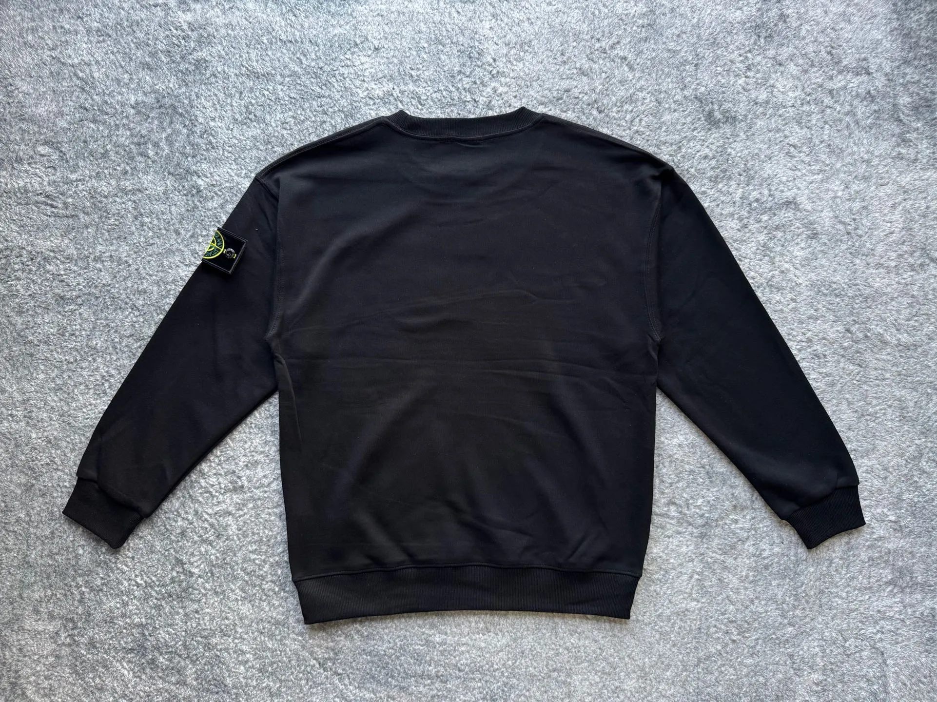 P146 STONE ISLAND Classic badge solid color round neck long-sleeved pullover sweatshirt for men and women 🍂 Sweatshirt season Autumn | Relaxation prologue "Autumn wrapped in a loose sweatshirt, happiness can be so simple" 🎵 Oversize lazy silhouette + warm velvet feel, comfortable to wear at home and out Color: Navy blue Black Gray Size: Length Shoulder width Bust Sleeve length Recommended weight S 69 56 54 54 115-130 M 71 59 57 55 130-155 L 73 62 60 56 155-175 XL 75 65 63 57 175-200